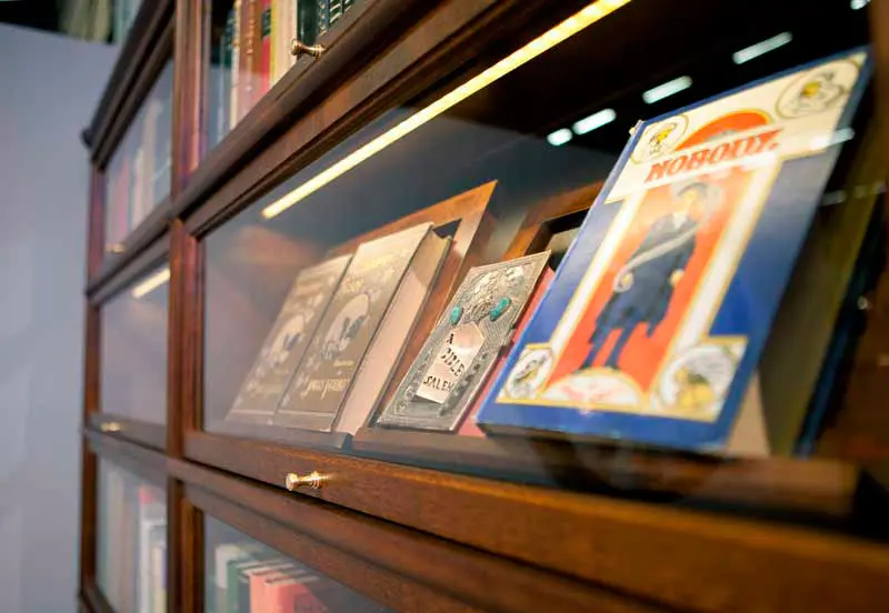 Kirjahyllyn LED valaistus