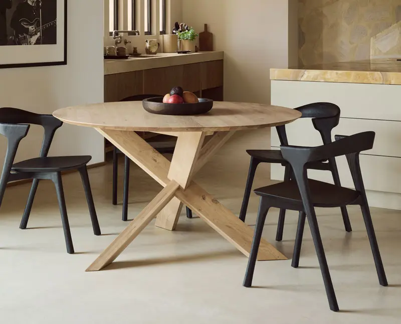 Ethnicraft Circle ruokapöytä ja Bok tuolit