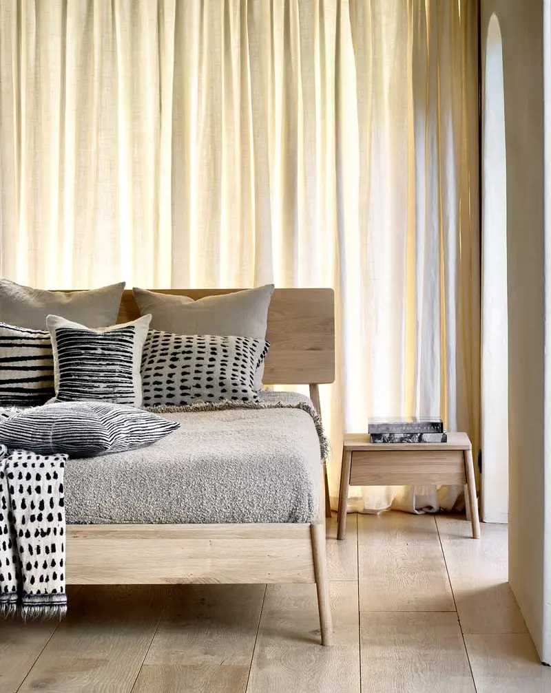 Ethnicraft Air sänky ja yöpöytä