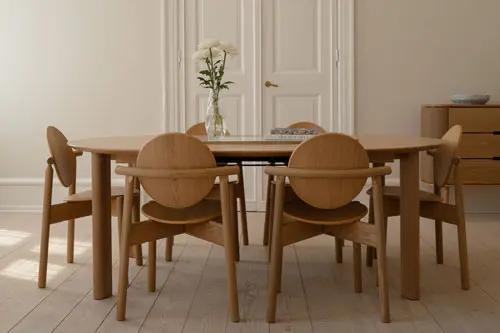 UMAGE_lifestyle_Heiko_dining-chair_oak_Comfort-Circle_with-extension_oak_Ceramic-Top_bianca_brass_(4).webp